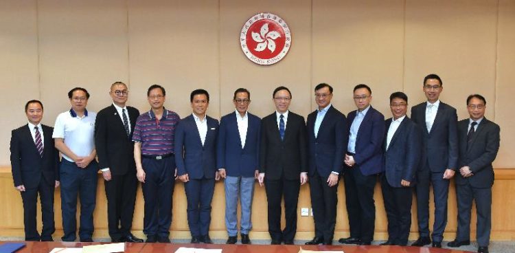 The Multi-functional Smart Lampposts Technical Advisory Ad Hoc Committee with HK Government CIO Victor Lam (sixth right), serving as convenor.