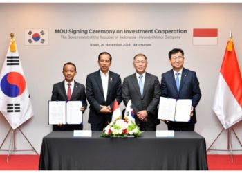 (From left to right) Bahlil Lahadalia, chairman of Indonesian Investment Coordinating Board (BKPM); Joko Widodo, President of Indonesia; Euisun Chung, executive vice chairman of Hyundai Motor Group; Wonhee Lee, president and CEO of Hyundai Motor Company