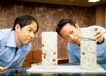 (L-R) Takashi Usui and Kazuo Watabe of  the Mechanical Systems Laboratory at Toshiba’s R&D Center