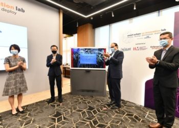 Singapore Minister for Communications and Information S Iswaran (centre right) and CapitaLand group CEO Lee Chee Koon (centre left) unveiled the plaque to mark the official opening of the Smart Urban Co-Innovation Lab with Lew Chuen Hong, IMDA chief executive (far right) and Eunice Koh, Enterprise Singapore assistant CEO (far left).
