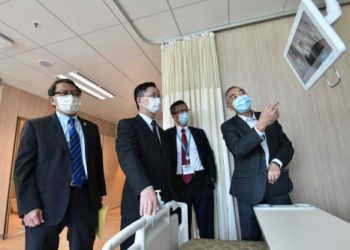 Smart beds: Alfred Sit (second left), HK's ITB Secretary, visited the CUHK Medical Centre.