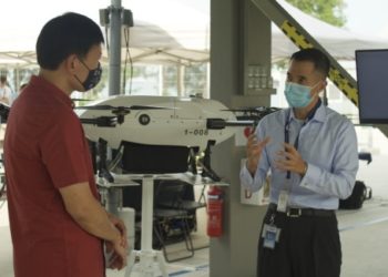 SMS Chee interacting with industry players who showcased their cutting-edge drone technologies, engineering systems, additive manufacturing, and communication services, that can provide innovative drone solutions for the maritime sector.