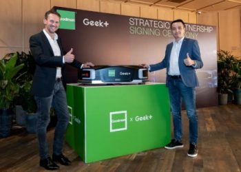 [From left] Kristoffer Harvey, Chief Executive Officer, Greater China at Goodman Group and Lit Fung, VP, Managing Director APAC, UK and Americas at Geek+