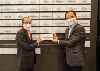 Takeshi Oshima, managing Director of Mitsubishi Electric Asia (left) and Dr David Low, chief executive Officer of ARTC during the signing of the ARTC membership agreement last month.