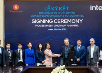 : Le Thi Thu Thuy, Vingroup vice chairwoman and Pat Gelsinger, Intel CEO at the signing ceremony.