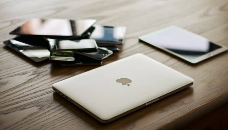 Photo by Pixabay: https://www.pexels.com/photo/macbook-and-ipad-on-desk-207589/