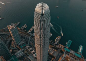 Photo by Tim Durgan: https://www.pexels.com/photo/geometric-skyscraper-located-in-city-downtown-at-seafront-4986555/