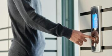 Photo by Tiger Lily: https://www.pexels.com/photo/a-man-pressing-an-elevator-button-7108187/