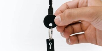 Photo by cottonbro studio from Pexels: https://www.pexels.com/photo/hand-holding-a-key-with-a-usb-flash-drive-5474298/