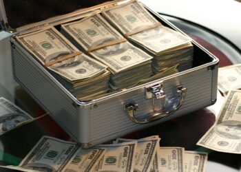 Photo by Pixabay: https://www.pexels.com/photo/hard-cash-on-a-briefcase-259027/