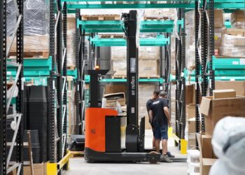 Photo by GB  The Green Brand: https://www.pexels.com/photo/modern-warehouse-operations-with-employees-and-forklift-30824313/