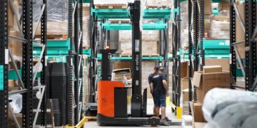 Photo by GB  The Green Brand: https://www.pexels.com/photo/modern-warehouse-operations-with-employees-and-forklift-30824313/