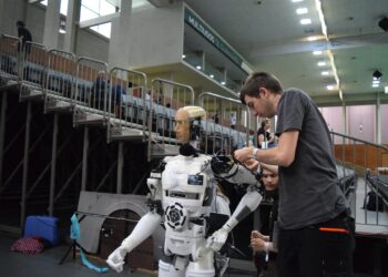 Photo by Rui Dias: https://www.pexels.com/photo/men-fixing-the-robot-12499181/