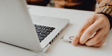 Photo by Karola G: https://www.pexels.com/photo/close-up-photo-of-a-person-s-hand-holding-a-flash-drive-5882581/