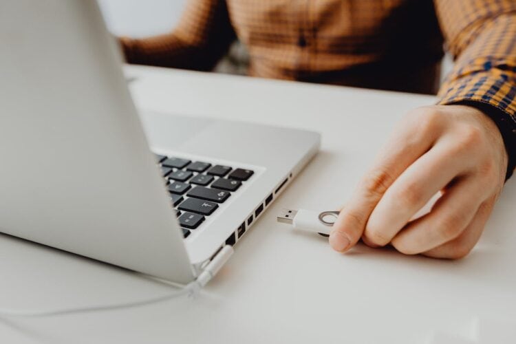 Photo by Karola G: https://www.pexels.com/photo/close-up-photo-of-a-person-s-hand-holding-a-flash-drive-5882581/