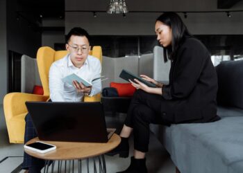 Photo by Thirdman  : https://www.pexels.com/photo/young-colleagues-sitting-and-working-together-in-front-of-a-laptop-7652245/