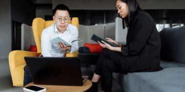 Photo by Thirdman  : https://www.pexels.com/photo/young-colleagues-sitting-and-working-together-in-front-of-a-laptop-7652245/