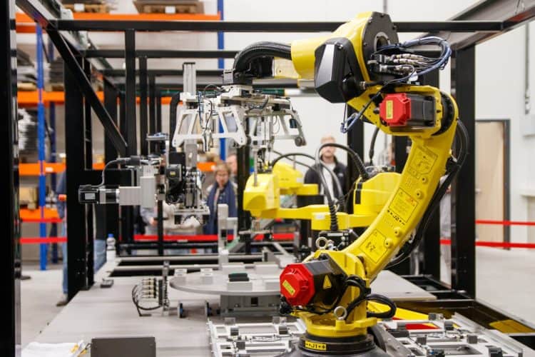 Photo by Freek Wolsink: https://www.pexels.com/photo/industrial-robot-arm-in-a-manufacturing-facility-34207359/