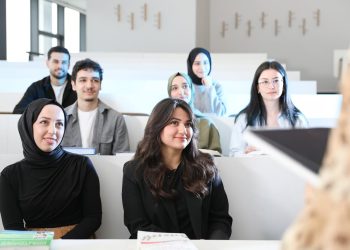 Photo by Yusuf Çelik: https://www.pexels.com/photo/diverse-university-lecture-hall-audience-31367498/