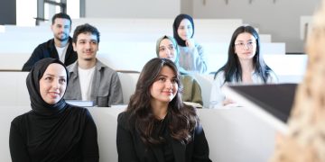 Photo by Yusuf Çelik: https://www.pexels.com/photo/diverse-university-lecture-hall-audience-31367498/