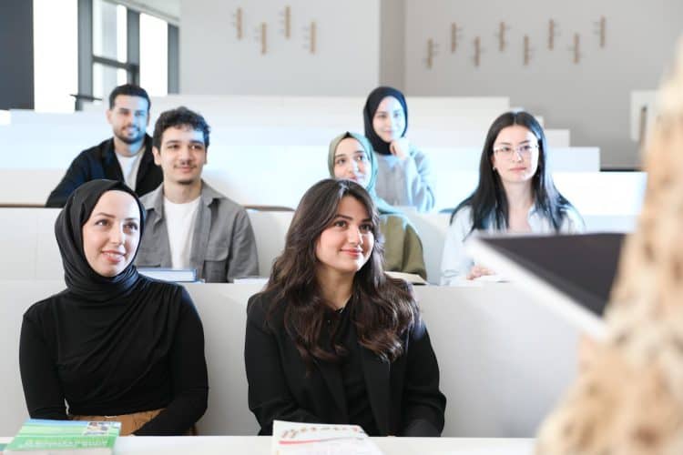 Photo by Yusuf Çelik: https://www.pexels.com/photo/diverse-university-lecture-hall-audience-31367498/