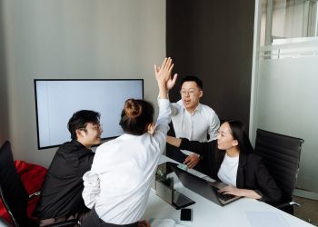 Photo by Thirdman  : https://www.pexels.com/photo/a-group-of-people-having-a-meeting-in-the-office-7652040/