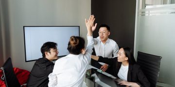 Photo by Thirdman  : https://www.pexels.com/photo/a-group-of-people-having-a-meeting-in-the-office-7652040/