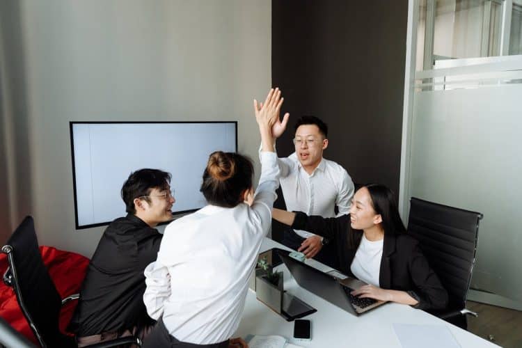 Photo by Thirdman  : https://www.pexels.com/photo/a-group-of-people-having-a-meeting-in-the-office-7652040/