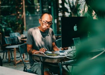 Photo by 🇻🇳🇻🇳Nguyễn Tiến Thịnh 🇻🇳🇻🇳 from Pexels: https://www.pexels.com/photo/man-working-on-computer-in-outdoor-workspace-36993600/
