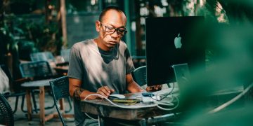 Photo by 🇻🇳🇻🇳Nguyễn Tiến Thịnh 🇻🇳🇻🇳 from Pexels: https://www.pexels.com/photo/man-working-on-computer-in-outdoor-workspace-36993600/