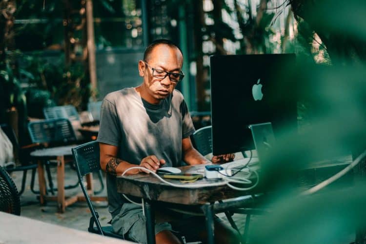 Photo by 🇻🇳🇻🇳Nguyễn Tiến Thịnh 🇻🇳🇻🇳 from Pexels: https://www.pexels.com/photo/man-working-on-computer-in-outdoor-workspace-36993600/