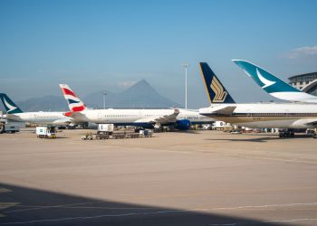 Photo by 分 参 from Pexels: https://www.pexels.com/photo/commercial-airplanes-parked-at-busy-airport-36960199/