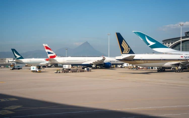 Photo by 分 参 from Pexels: https://www.pexels.com/photo/commercial-airplanes-parked-at-busy-airport-36960199/